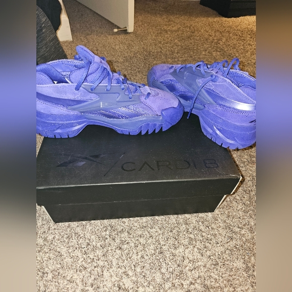 Sneakers - Picture 1 of 7